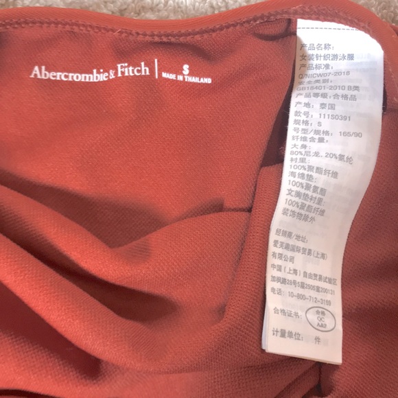 Beach 🏝 Bundle Abercrombie, American Eagle, Suede Top, Woden Handle Clutch… - Picture 9 of 13